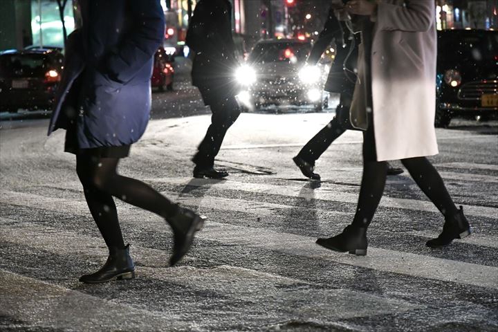 配送する方必見!濡れた路面…靴底に“あるもの”を貼ると「びっくりするほど滑らない」警視庁のライフハック