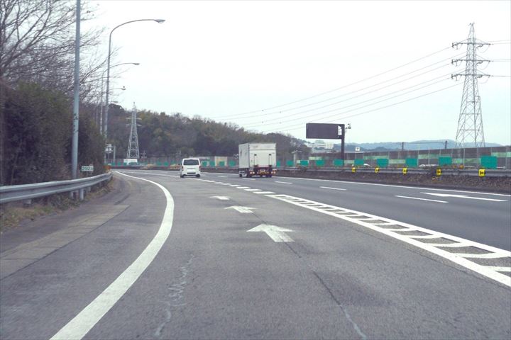 斜めの合流時、ウインカーは右?左?