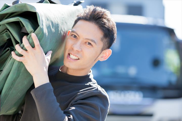 《千葉市稲毛区》週払いOK・2ｔ車での現場などへの仮設材や家具などの配送ドライバー！（Web面接OK・高時給）
