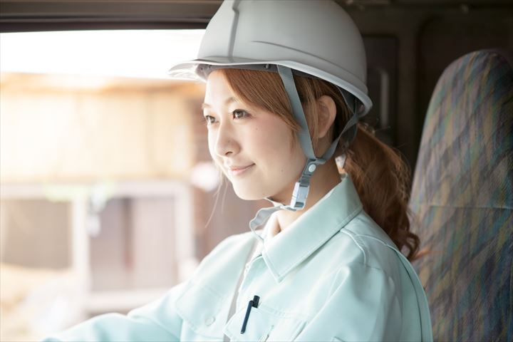 《千葉市稲毛区》週払いOK・2ｔ車での現場などへの仮設材や家具などの配送ドライバー！（Web面接OK・高時給）