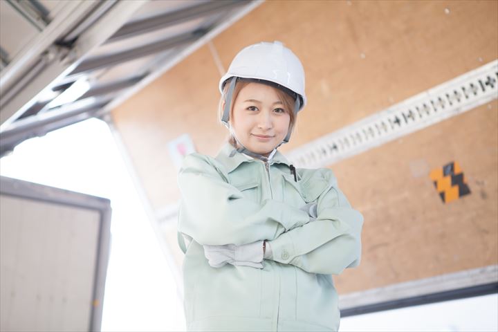 《富士市》週払いOK・4ｔ車での玩具や資材のセンター間集配ドライバー！（高時給・土日祝休み）