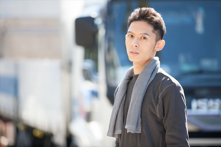 《豊島区》週払いOK・4ｔ車での足場材の配送ドライバー！（土日休み・高時給）