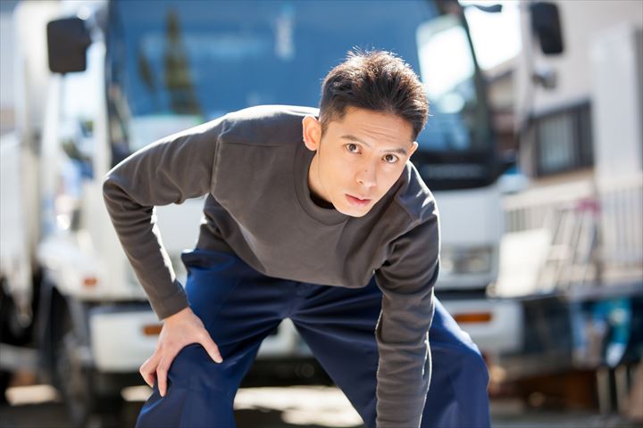 《横浜市瀬谷区》週払いOK・4ｔロング車でのセンターや店舗等から家電の集配ドライバー！（年末までの短期・高収入）