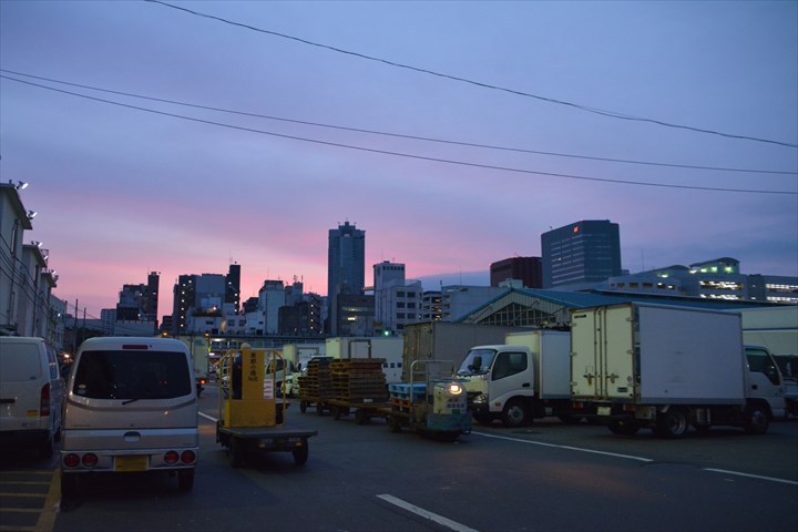 《千葉市花見川区》週払いOK・4ｔ車での冷凍、チルド品のルート配送ドライバー！（Web面接OK・高収入）