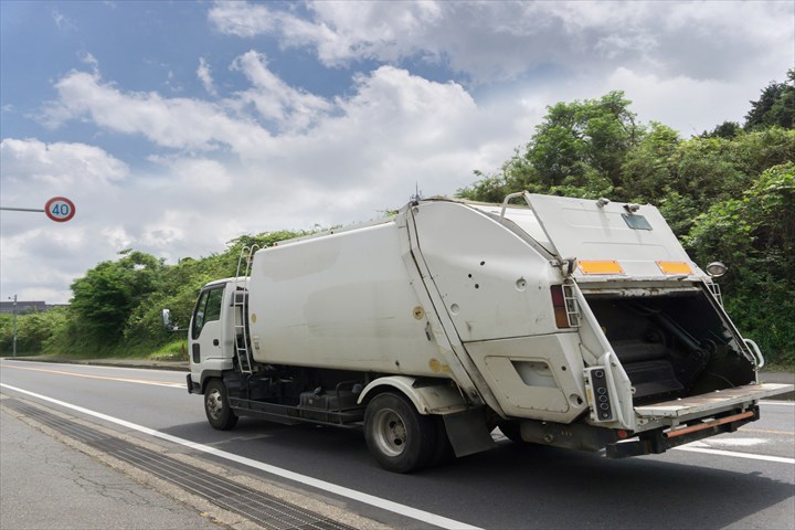 《裾野市》週払いOK・4ｔパッカー車での古紙回収ドライバー！（土日休み・残業ほぼなし・日勤）
