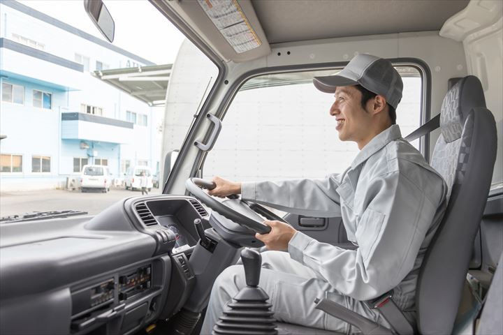 《東大阪市》週払いOK・2ｔ車での店舗への衣類や関連雑貨類の配送ドライバー！（Web面接OK・短時間）