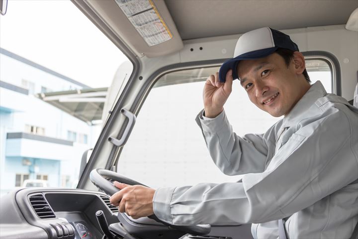 《桶川市》週払いOK・2ｔ車での企業への配管材料の配送ドライバー！（Web面接OK・時間外勤務ほぼ無し）