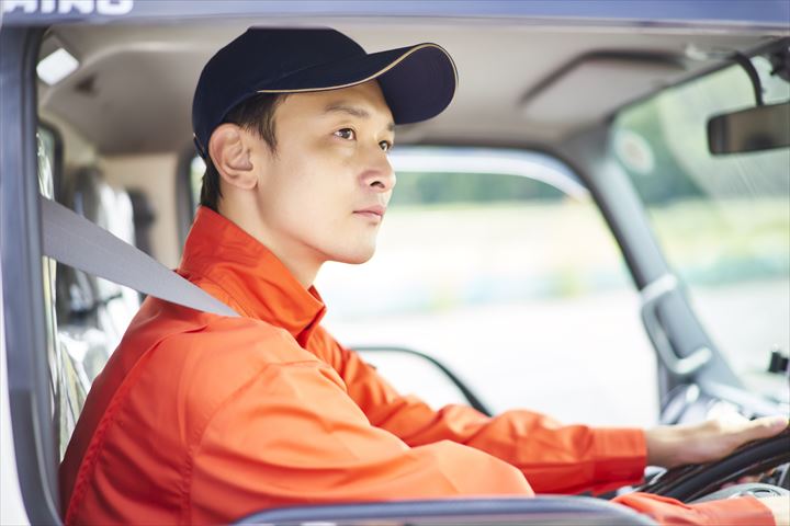 《草加市》週払いOK・4ｔ車での商品の店舗配送ドライバー！（Web面接OK・週休2日）