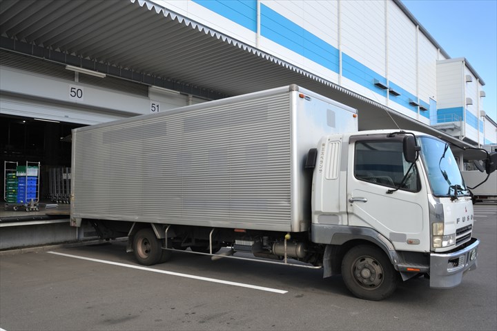 《小牧市》週払いOK・4ｔ車でのスーパーのチルドや常温の食品の配送ドライバー！（Web面接OK・短時間3:30～9:30）