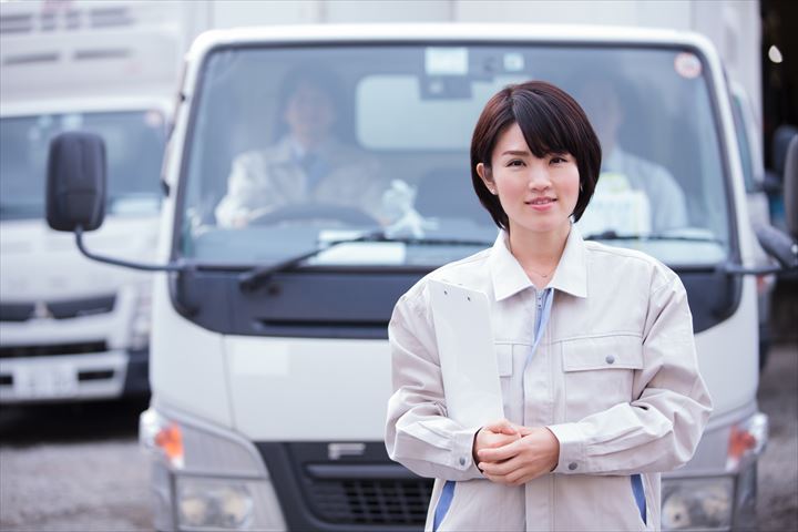 《江東区》週払いOK・2ｔ車での雑貨のセンター間配送ドライバー！（Web面接OK・土日祝休み）