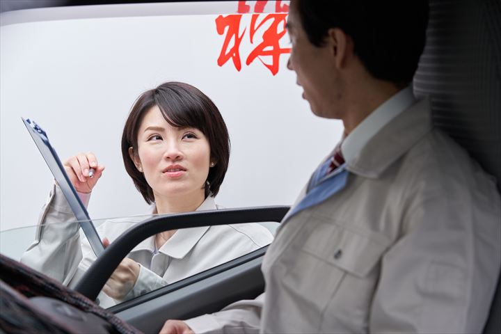 《小牧市》週払いOK・4ｔ車での企業向け一般貨物の集配ドライバー！（Web面接OK・高時給）