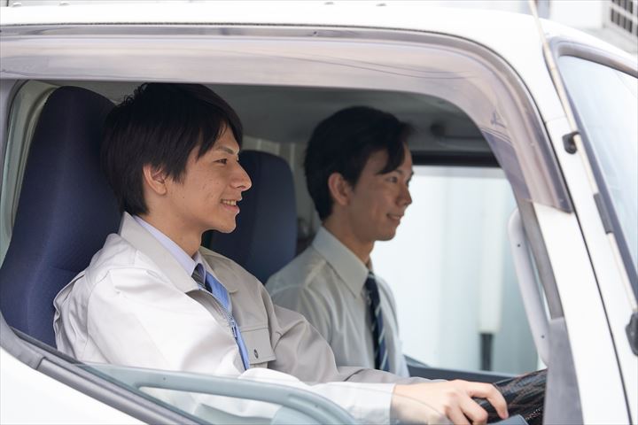 《世田谷区》週払いOK・2ｔパッカー車での一般家庭ごみの回収ドライバー！（Web面接OK・高収入）