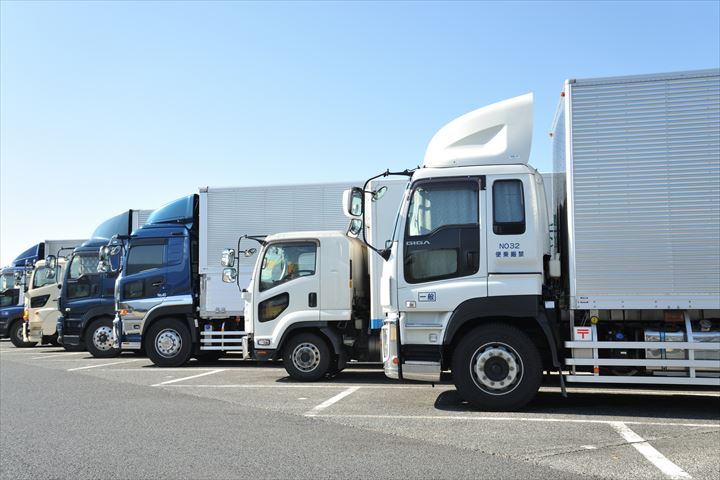 《小美玉市》週払いOK・6ｔ車でのスーパーやセンターへの3温帯食品の配送ドライバー！（Web面接OK・超高収入）