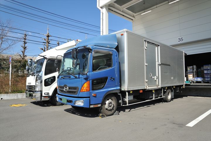 《入間市》週払いOK・4ｔ車でのセンターやスーパーなどへのお米や一般貨物の配送ドライバー！（Web面接OK・高時給）