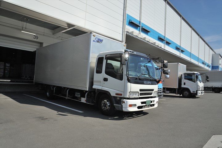 《さいたま市岩槻区》週払いOK・4ｔ車での納豆や豆腐のセンター間配送ドライバー！（Web面接OK・週休2日）