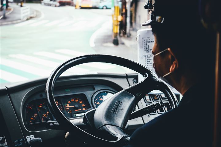 《摂津市》週払いOK・マイクロ～中型バスでの駅と企業や学校間の送迎ドライバー！（Web面接OK・高時給）