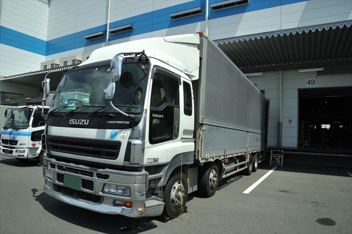 《稲城市》週払いOK・大型車でのセンターへの冷蔵、冷凍商品の配送ドライバー！（Web面接OK・高収入）