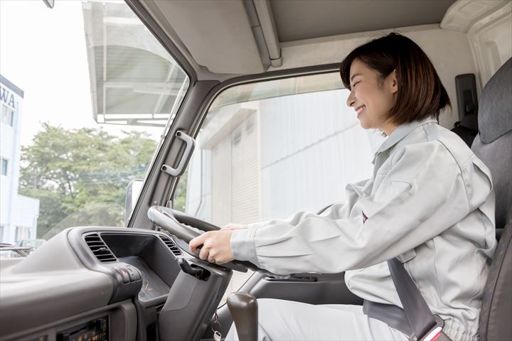 《摂津市》週払いOK・4ｔ車でのスーパーやセンターへのドライ商品などの配送ドライバー！（Web面接OK・業務延長ほぼ無し）