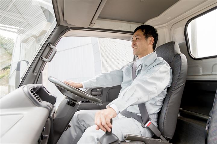 《千葉市中央区》週払いOK・4ｔ車でのスーパーなどへの日配品の集配ドライバー！（Web面接OK・高時給）