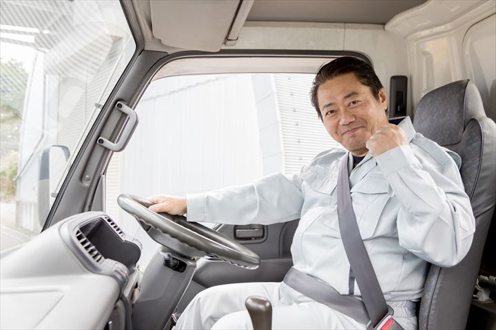 《岐阜市》週払いOK・大型ウイング車での工場などへの包装資材の集配ドライバー！（高収入・週休2日）