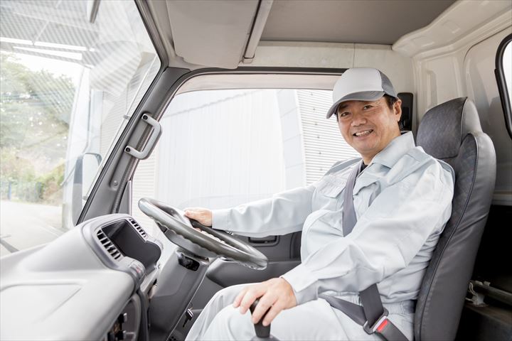 《四日市市》週払いOK・2ｔ～3ｔ車でのスーパー等へのアイスクリームの配送ドライバー！（Web面接OK・週3～相談可能）