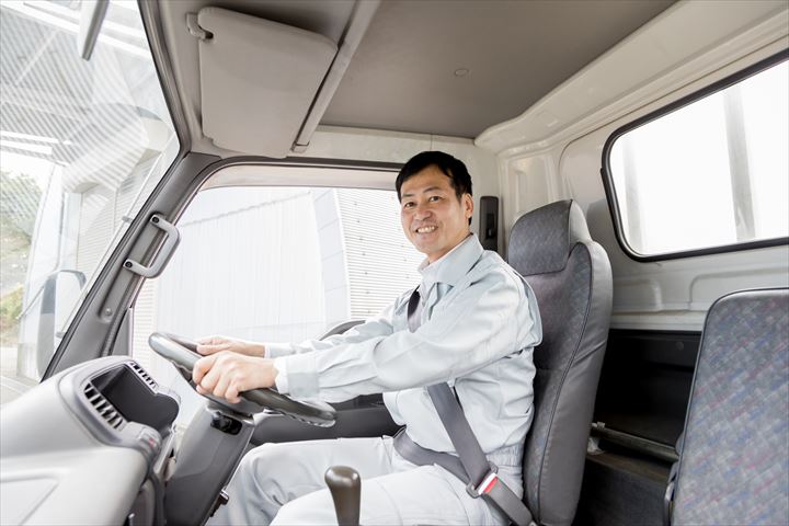 《西尾市》週払いOK・大型ウイング車での自動車部品のセンター間配送ドライバー！（Web面接OK・夜勤帯）