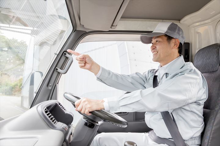 《茨木市》週払いOK・4ｔ車での常温商品のコンビニ配送ドライバー！（Web面接OK・高収入）