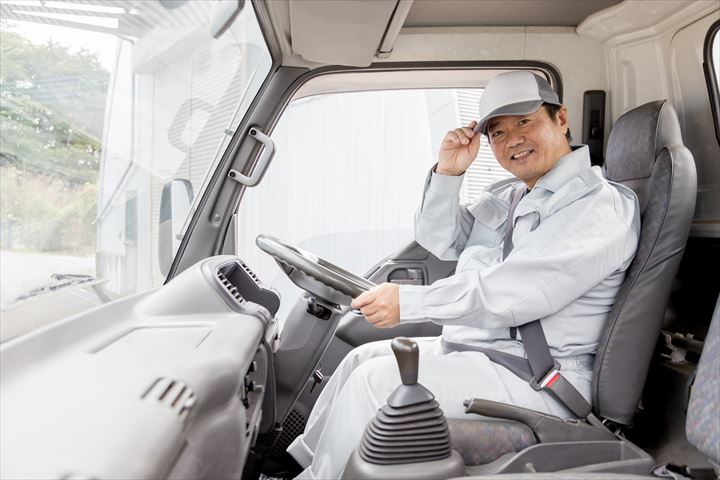 《草加市》週払いOK・4ｔ車での商品の店舗配送ドライバー！（Web面接OK・週休2日）