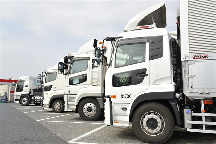 《茨木市》週払いOK・4ｔ車での常温商品のコンビニ配送ドライバー！（Web面接OK・高収入）