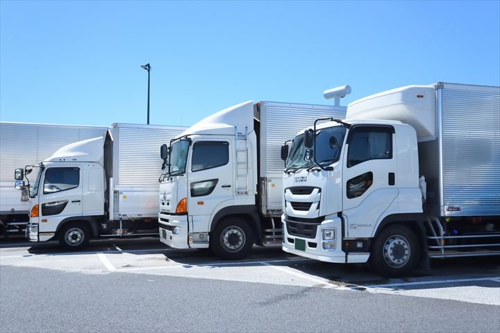 《大阪市西成区》週払いOK・4ｔ車でのドライ商品のコンビニ配送ドライバー！（Web面接OK・曜日固定休み）