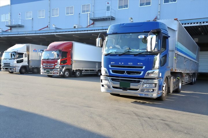 《姫路市》週払いOK・大型車でのお酒のセンター間配送ドライバー！（Web面接OK・週休2日）