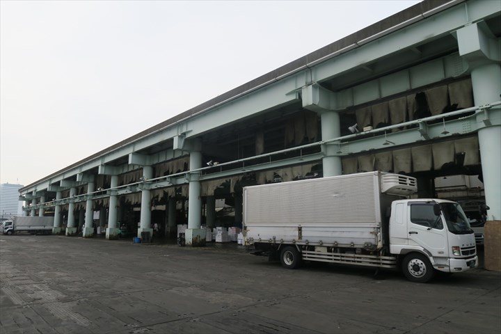 《近江八幡市》週払いOK・2ｔ車での企業向け一般貨物の集配ドライバー！（土日祝休み・日勤）