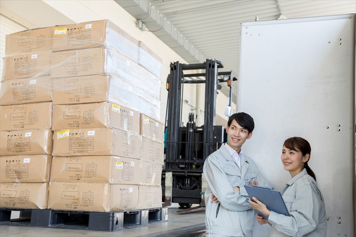 《越谷市》週払いOK・2ｔロング車での紙製品の店舗配送ドライバー！（週休2日・時間外勤務ほぼなし）