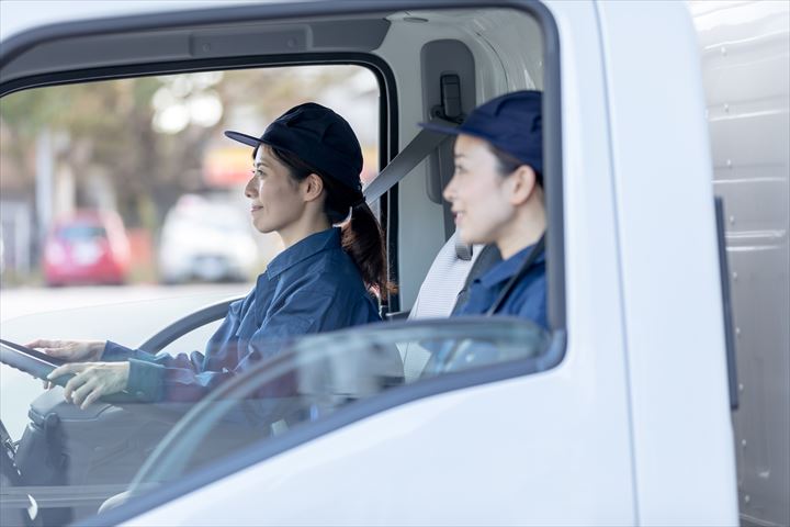 《横浜市金沢区》週払いOK・3ｔ車でのコンビニへの食品配送ドライバー！（Web面接OK・超高収入）