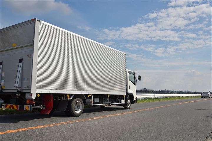 《海老名市》週払いOK・大型車での運送会社で扱う一般貨物の拠点間配送ドライバー！（高時給・2024年8月末までの短期）