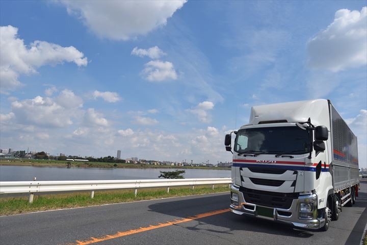 《八幡市》週払いOK・4ｔ車でのチルド品や米飯商品のコンビニ配送ドライバー！（Web面接OK・業務延長ほぼ無し）