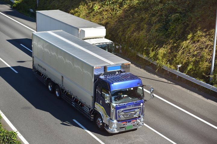 《市川市》週払いOK・4ｔ車での企業や店舗への電気機器の配送ドライバー！（土日祝休み・高収入）