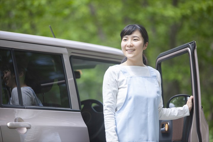 《荒川区》週払いOK・普通車でのデイサービス利用者の送迎ドライバー！（Web面接OK・超高時給）