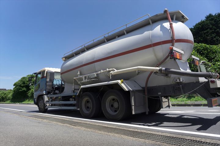 《加古川市》週払いOK・2ｔ～4ｔ車での給油業務及び配送ドライバー！（高時給・週休2日）