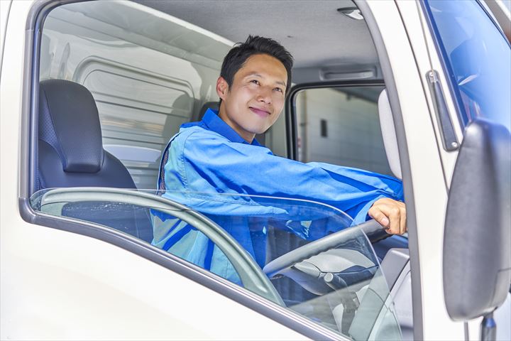 《加須市》週払いOK・大型車での構内での雑貨などの横持配送ドライバー！（Web面接OK・高時給）