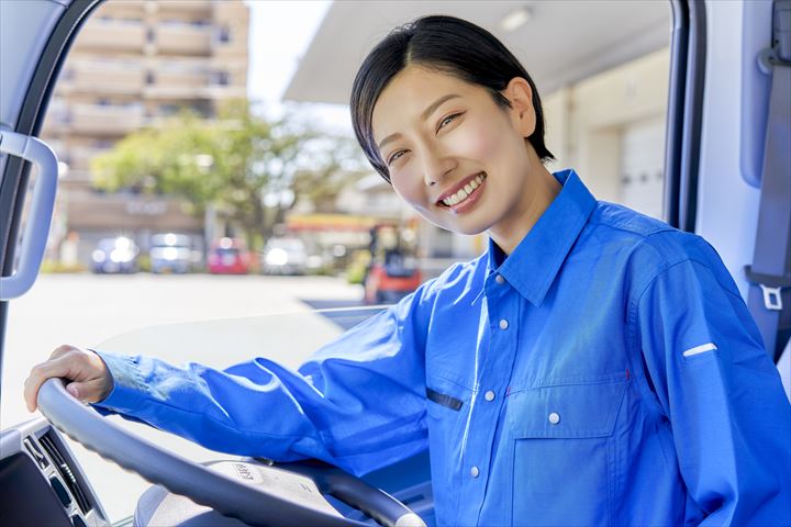 《渋川市》週払いOK・4ｔパッカー車でのスーパーからの古紙回収ドライバー！（土日勤務・未経験歓迎）