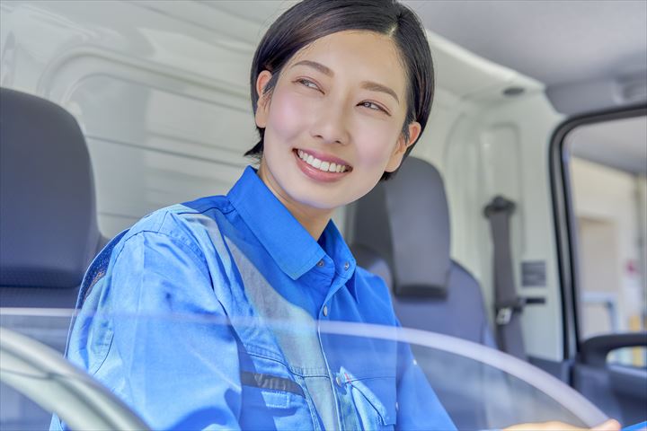 《京都市南区》週払いOK・1ｔ車での学校の給食食堂への食材の配送ドライバー！（Web面接OK・短時間9:30～15:00）