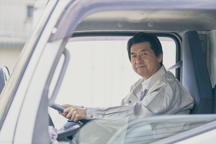 《千葉市稲毛区》週払いOK・2～3ｔ車でのスーパーやドラッグストアへの食品の配送ドライバー！（Web面接OK・週休2日）