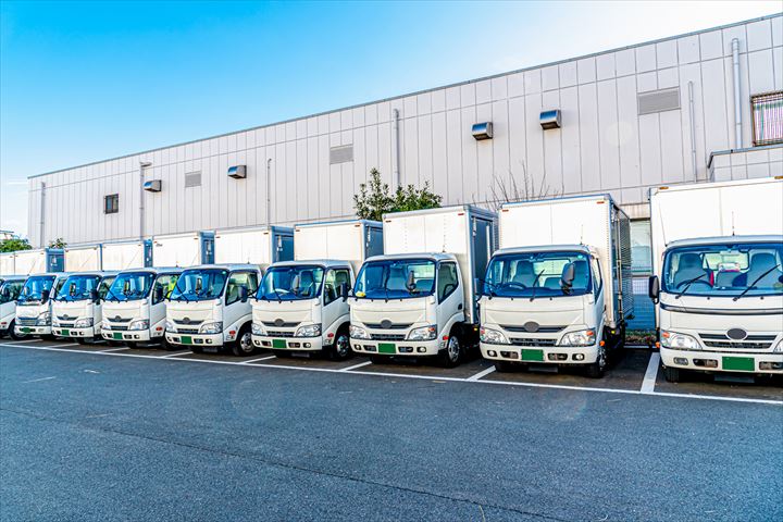 《江東区》週払いOK・4ｔ車でのホームセンターで扱う商品の店舗配送ドライバー！（高収入・カゴ使用）