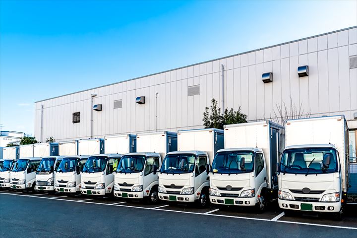 《さいたま市岩槻区》週払いOK・4ｔ車での飲食店への3温帯食品の配送ドライバー！（Web面接OK・高時給）