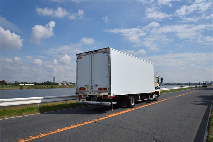 《和光市》週払いOK・4ｔ車でのパンや弁当のセンター間配送ドライバー！（Web面接OK・高時給）