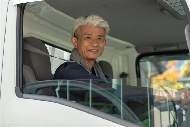 《平塚市》週払いOK・4ｔ車での青果類のセンター間横持ちと店舗配送ドライバー！（Web面接OK・時間外勤務ほぼ無し）