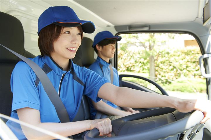 《三田市》週払いOK・4ｔ車でのドラッグストアへのチルド品配送ドライバー！（週休2日・安定収入）