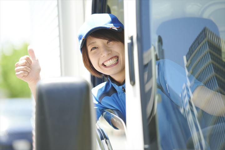 《神戸市東灘区》週払いOK・4ｔ車でのスーパーへのチルド食品の配送ドライバー！（Web面接OK・週休2日）