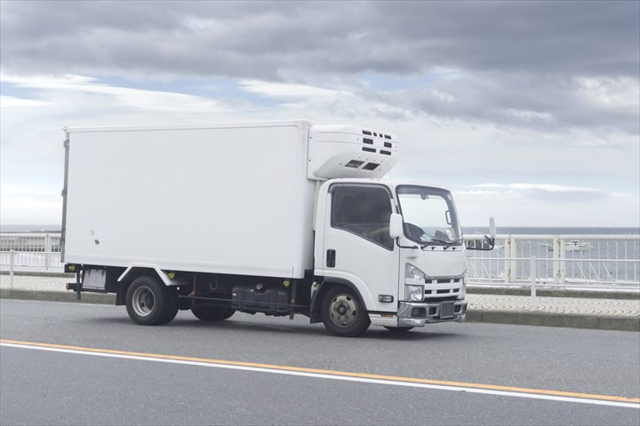 《桶川市》週払いOK・2ｔ車での3温帯食品の店舗配送ドライバー！（Web面接OK・高時給）